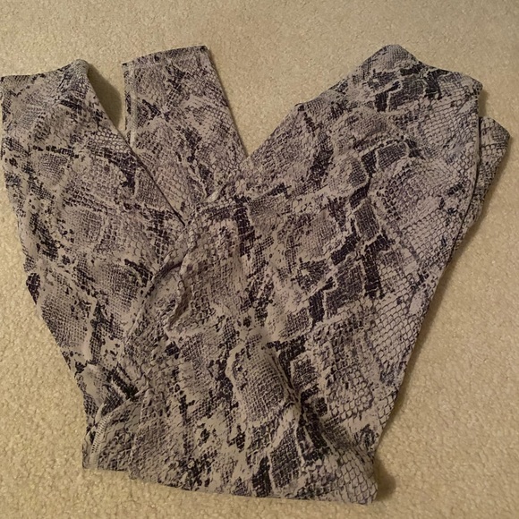Alo yoga snake skin pattern pants - Picture 2 of 2